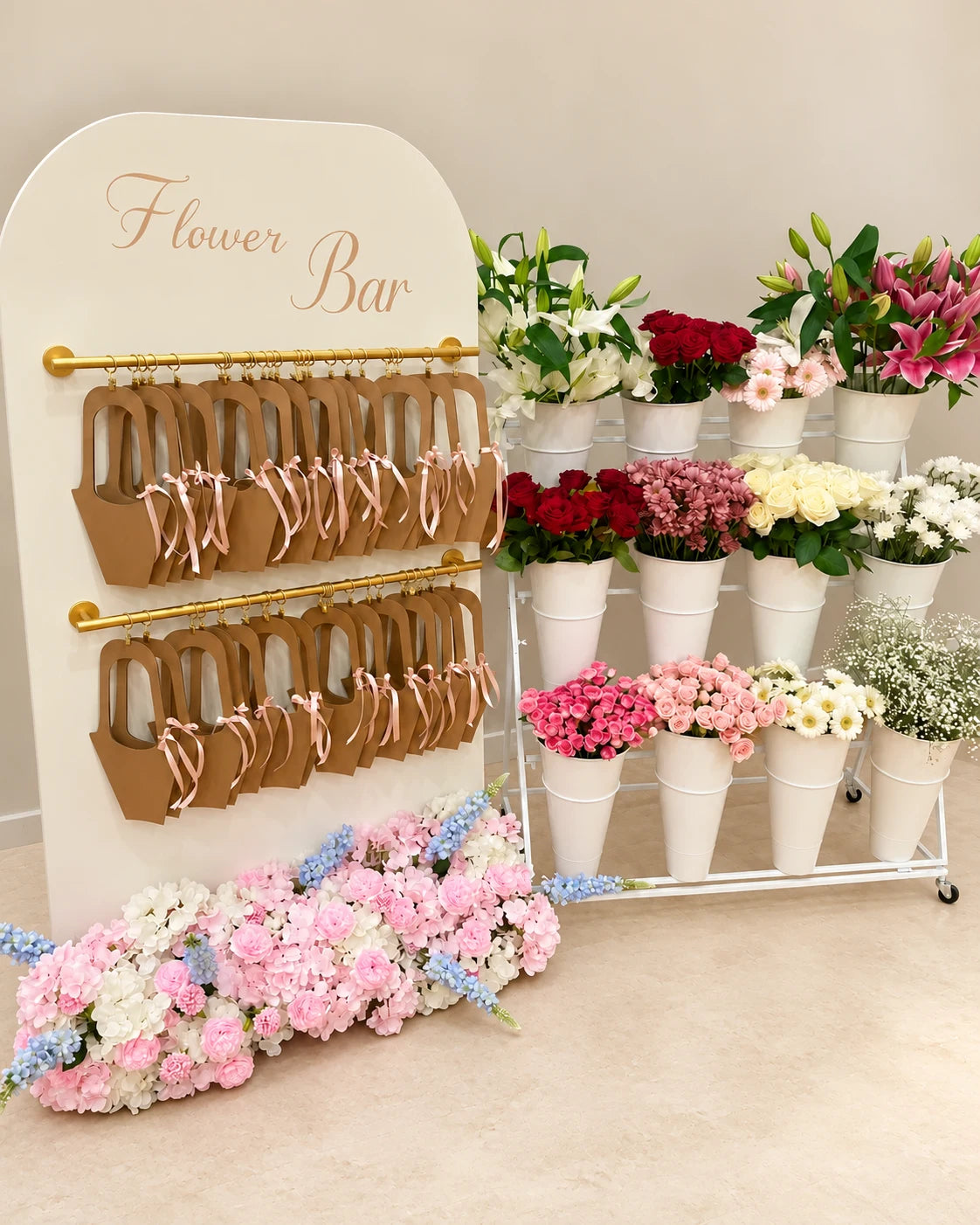 Lidira Flower Bar mit cremefarbenem Aufsteller, goldenen Stangen, Straußhaltern und einem Regal voller Blumen