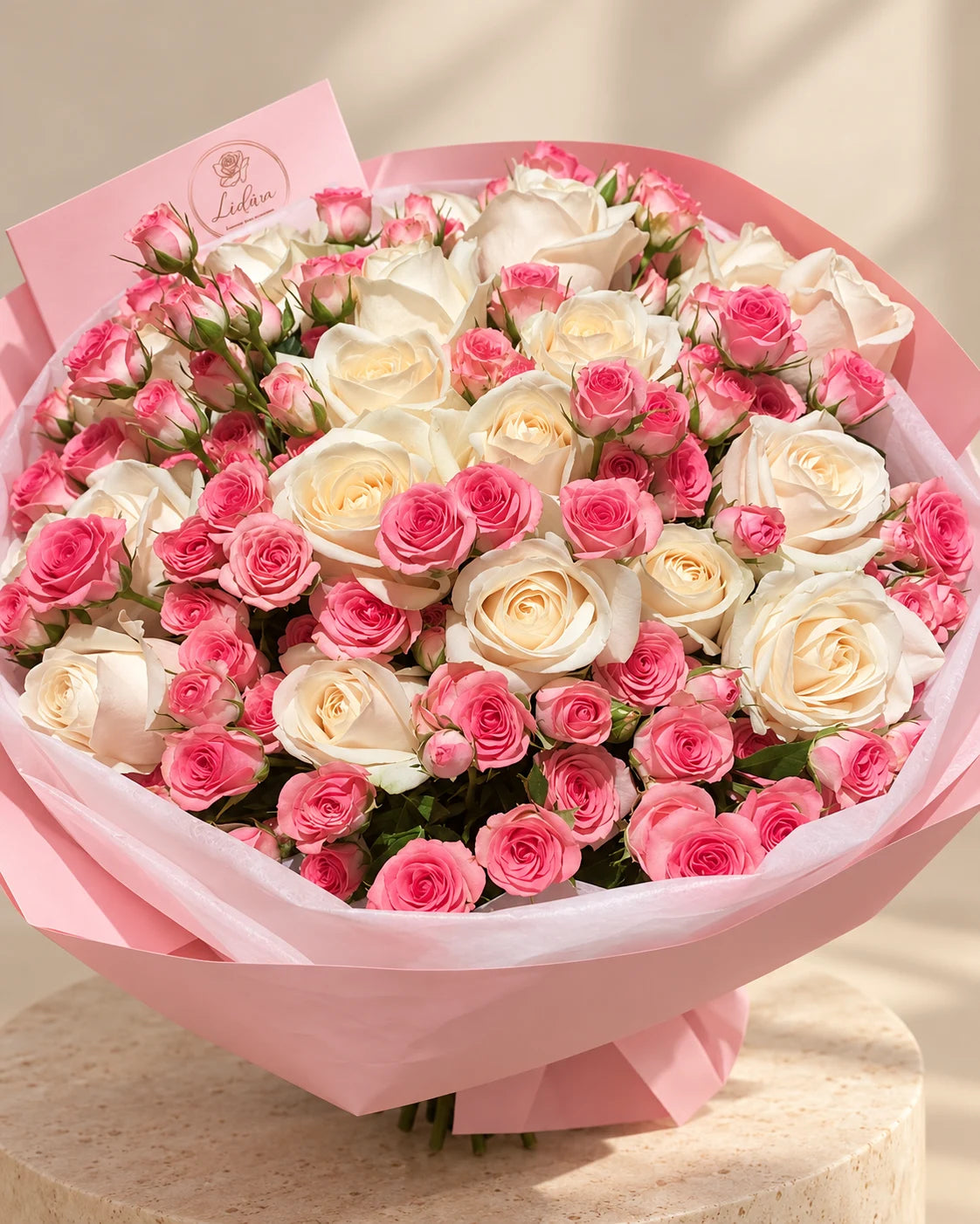 Lidira: Rosen in Rosa und Creme